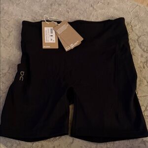 On Running Women's performance tights short